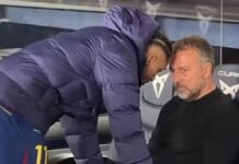 Hansi Flick explica la imagen con Raphinha: “Estoy bien y fuerte”