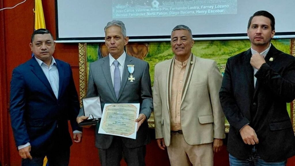 Reinaldo Rueda recibe reconocimiento en Colombia