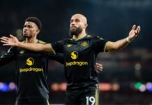 Arsenal pierde ante Manchester United y cede terreno al City y Aston Villa