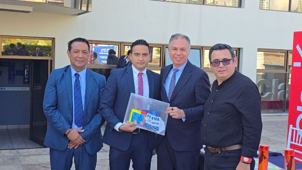 FFH entrega gafete FIFA a 19 árbitros hondureños