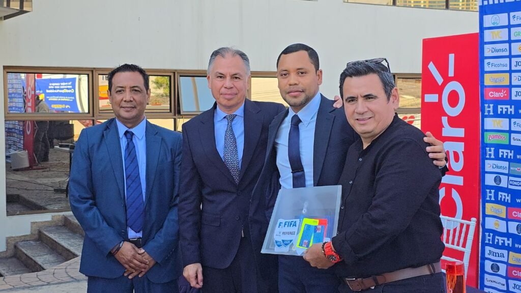 FFH entrega gafete FIFA a 19 árbitros hondureños