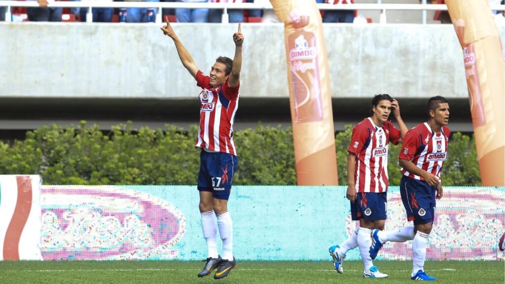 Chivas derrota 1-0 al América en el Superclásico del fútbol de México