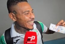 Henry Figuera muestra el billete que le tiró la afición de Motagua: “Pu.., según yo me estaban tirando flores”