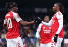 Arsenal sufrió para vencer 2-1 a modesto Mansfiel Town y avanzo en la FC Cup