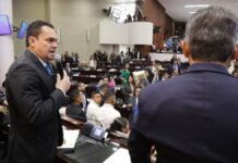 Congreso suspende al fiscal general al abrir histórico juicio político en su contra