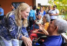 Primera Dama Lissette de Asfura comparte con adultos mayores en Danlí y reafirma compromiso con su bienestar