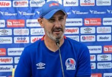 Eduardo Espinel y su tremenda conferencia de prensa: “No puede pasar tres meses un jugador sin cobrar”