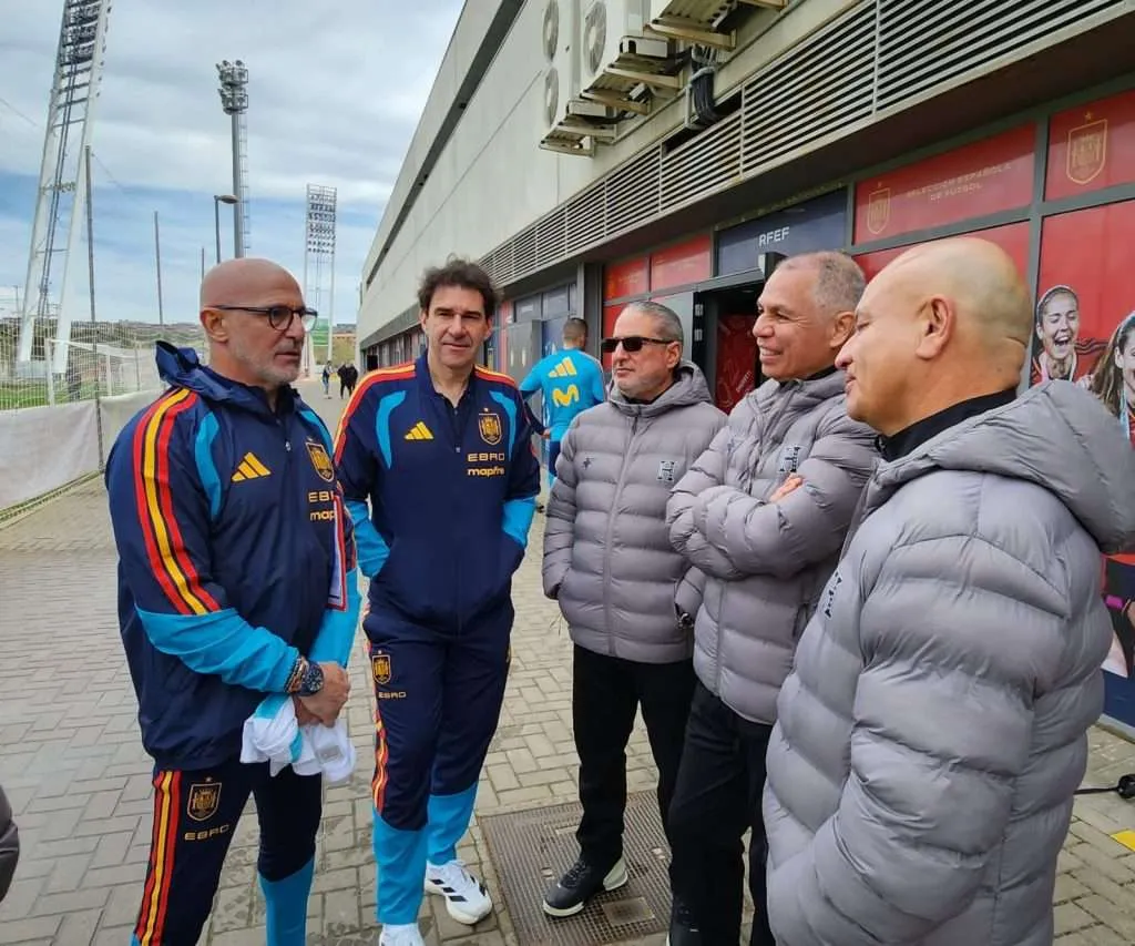 Dirigentes de FFH realizan visita a la Selección de España