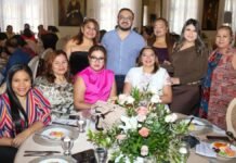 Casa Presidencial agasaja a madres periodistas con emotivo desayuno en su día