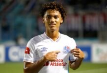 Joven jugador de Olimpia Didier Paguada es sancionado por gestos provocativos