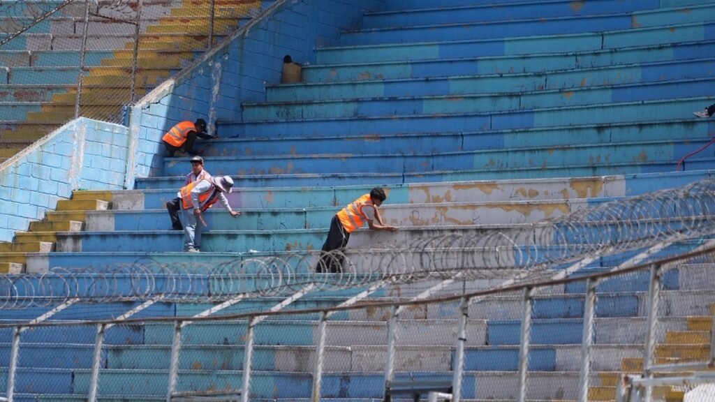 Condepor pinta de azul y blanco las graderías del estadio Nacional de Tegucigalpa