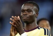 Arsenal no falla de visita: Saka aparece para tumbar al Aston Villa