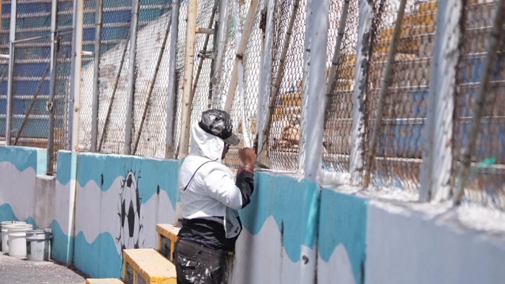 Condepor pinta de azul y blanco las graderías del estadio Nacional de Tegucigalpa