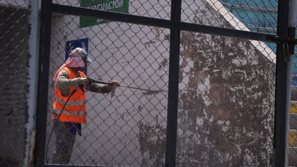 Condepor pinta de azul y blanco las graderías del estadio Nacional de Tegucigalpa