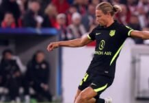 El Atlético resistió con diez y gracias a Julián Álvarez rescató un empate ante Stuttgart